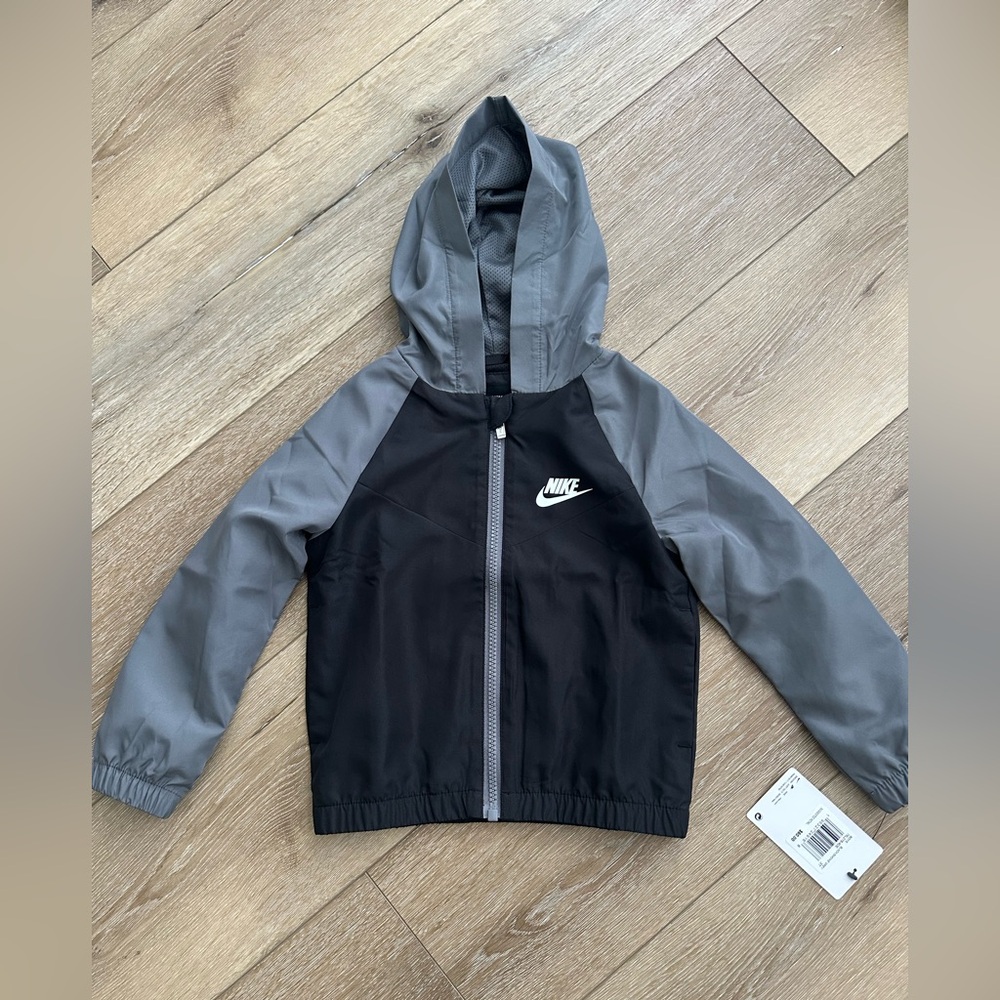 NWT Nike lightweight jacket 3t.